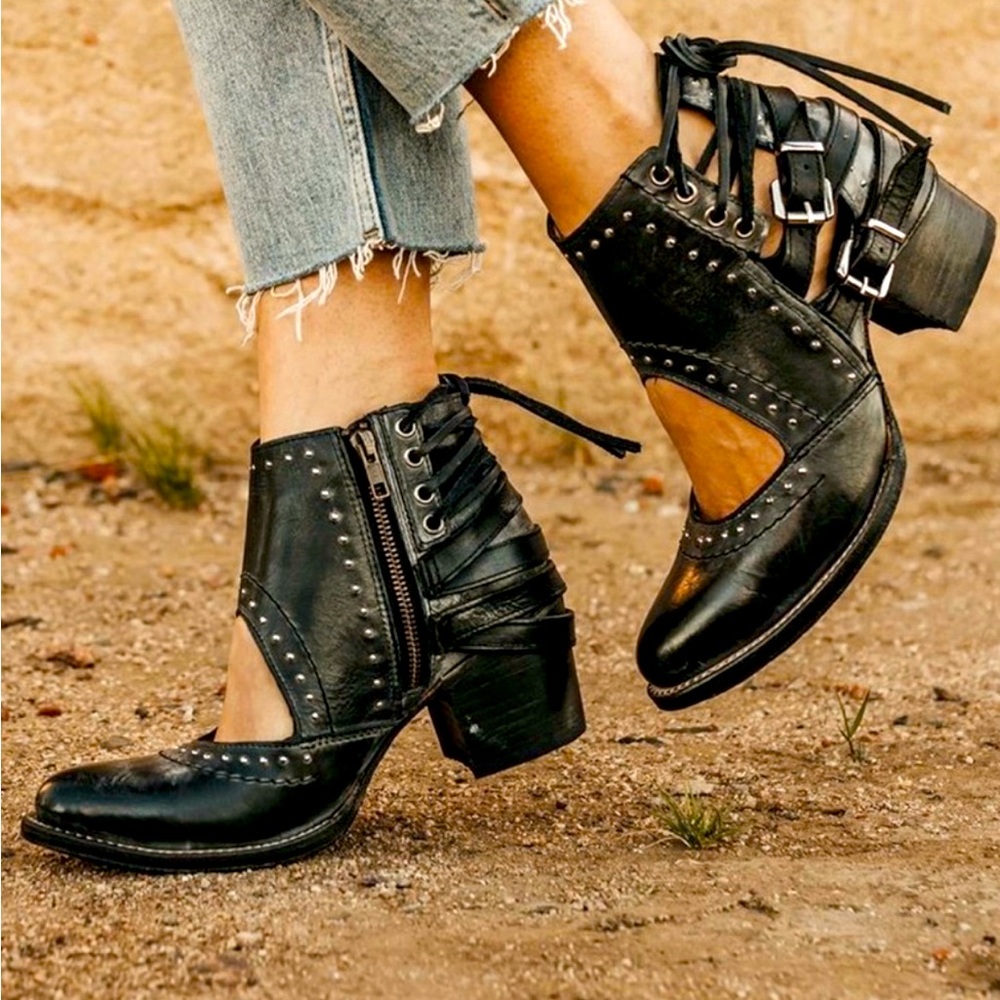 Freebird - Desert booties in black leather
